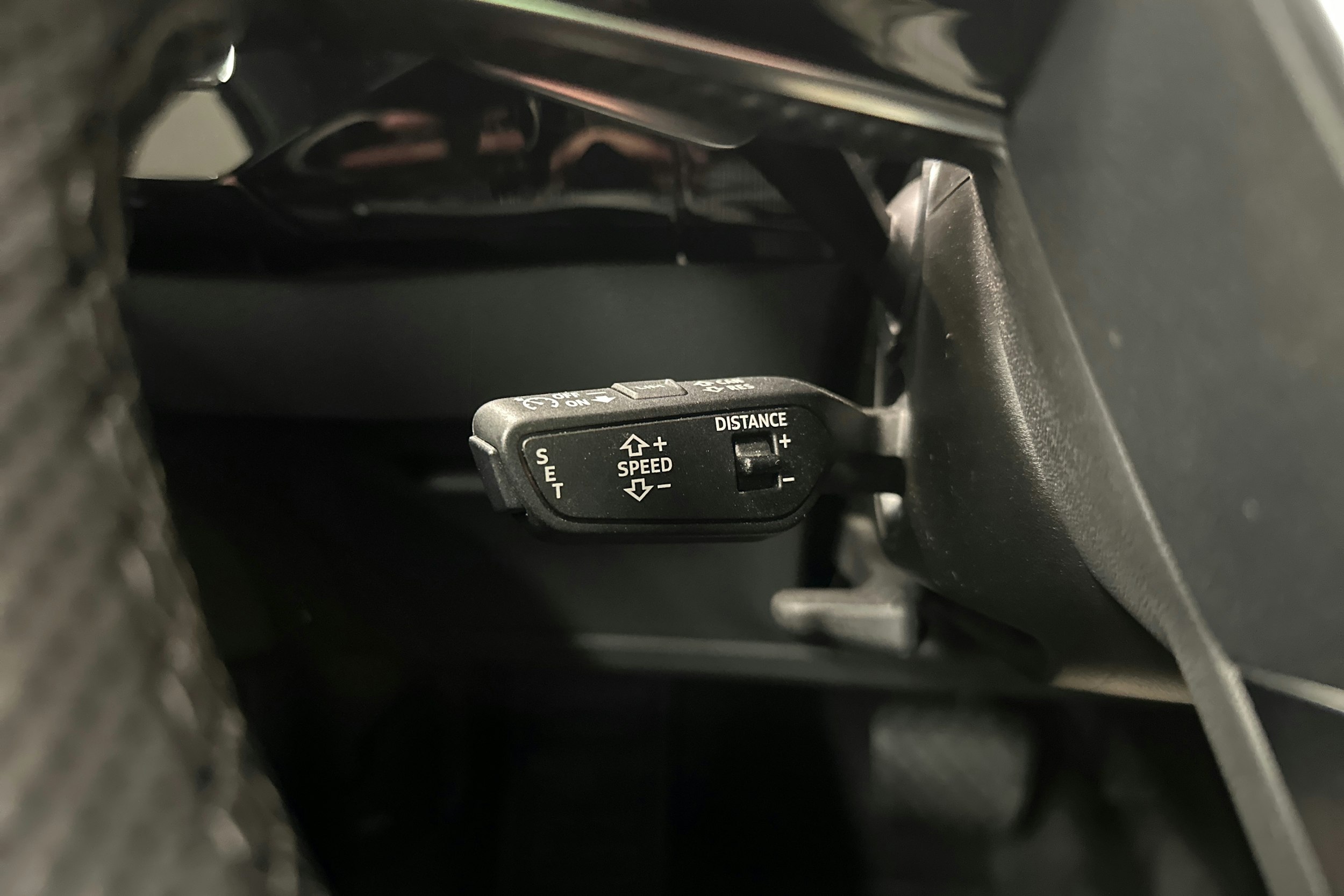 harmaa Audi e-tron 2022 kuva 15.