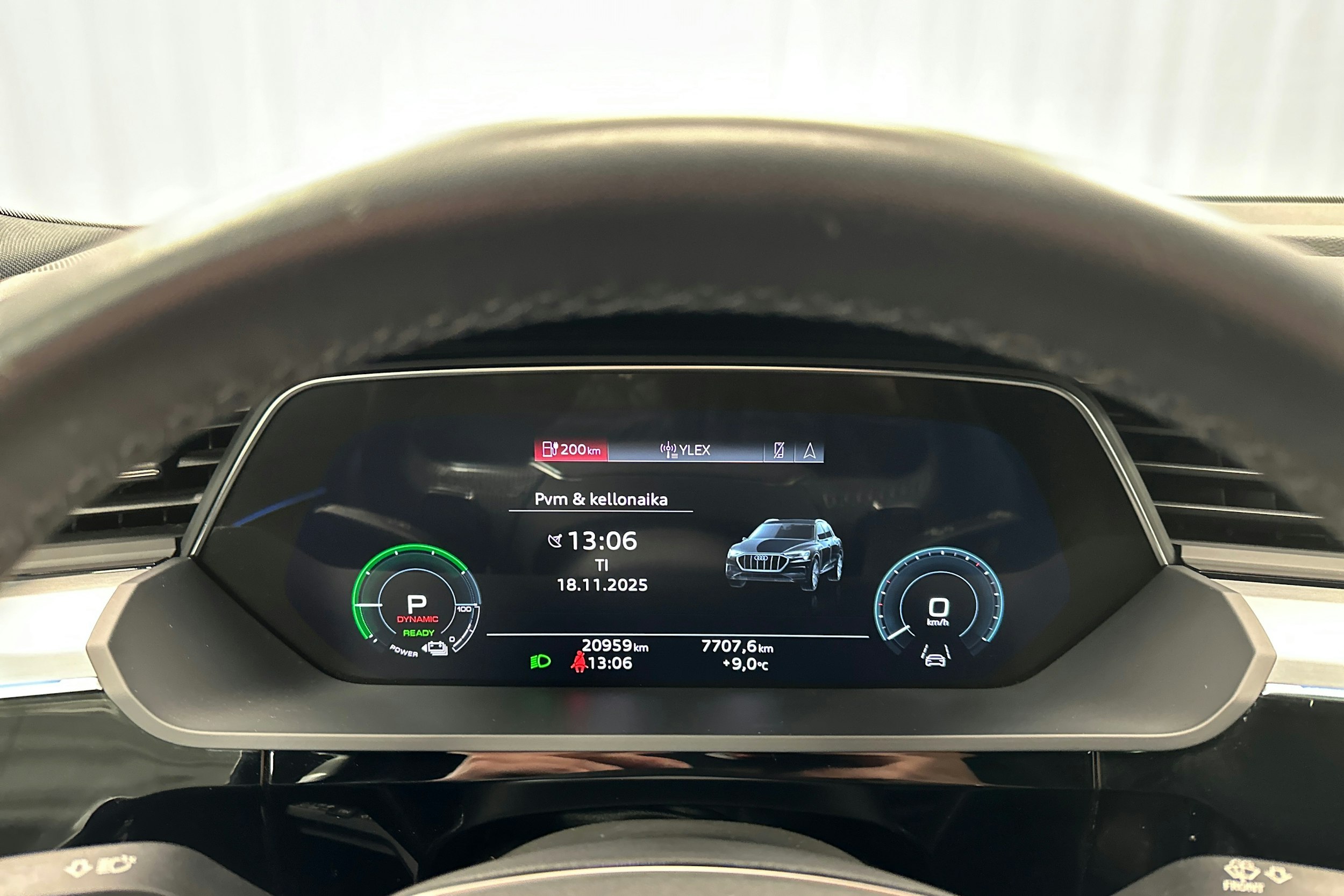 harmaa Audi e-tron 2022 kuva 16.