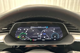 harmaa Audi e-tron 2022 kuva 17.