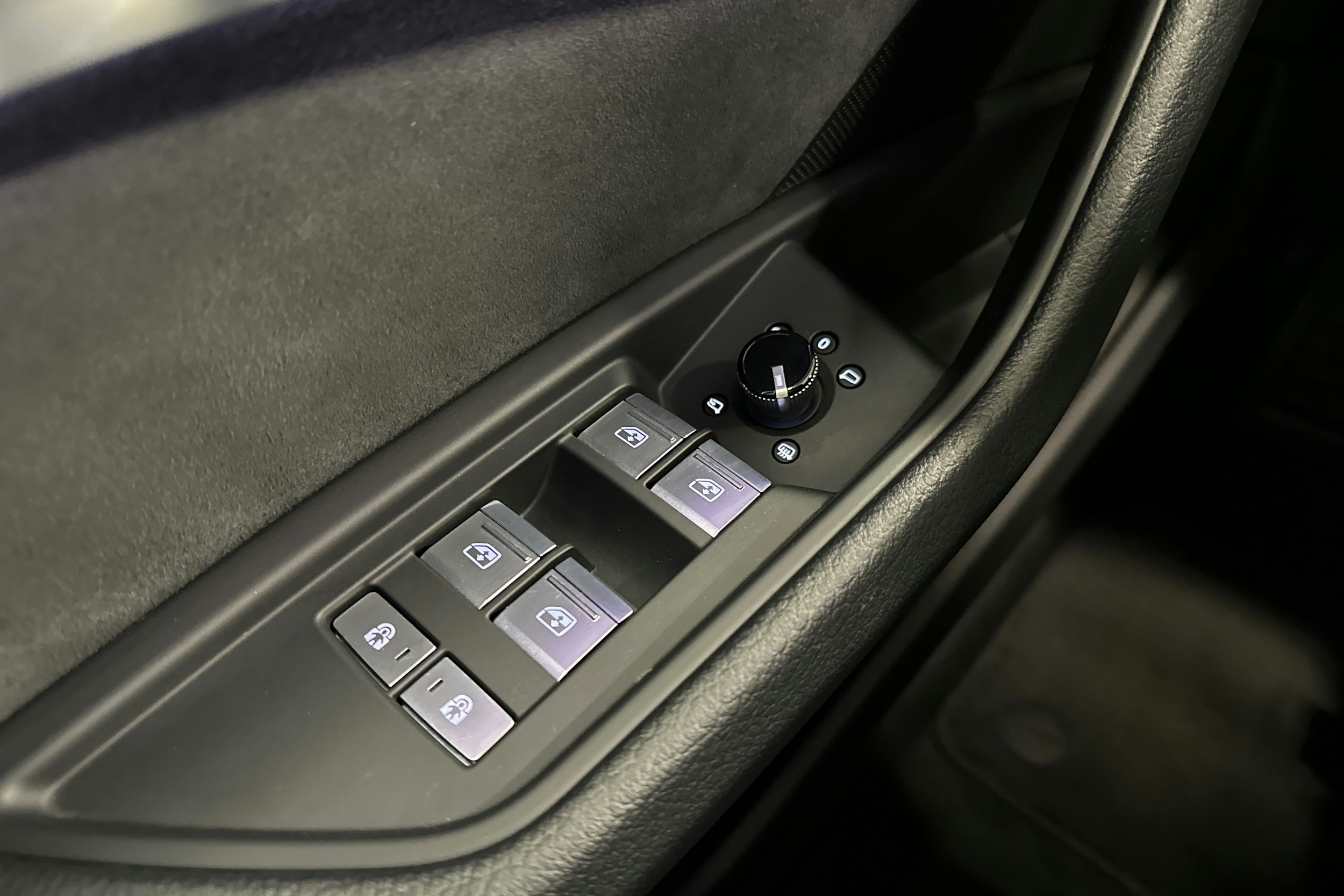 harmaa Audi e-tron 2022 kuva 19.