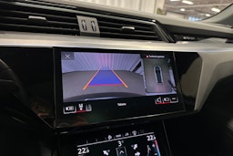 harmaa Audi e-tron 2022 kuva 20.