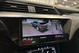 harmaa Audi e-tron 2022 kuva 21.