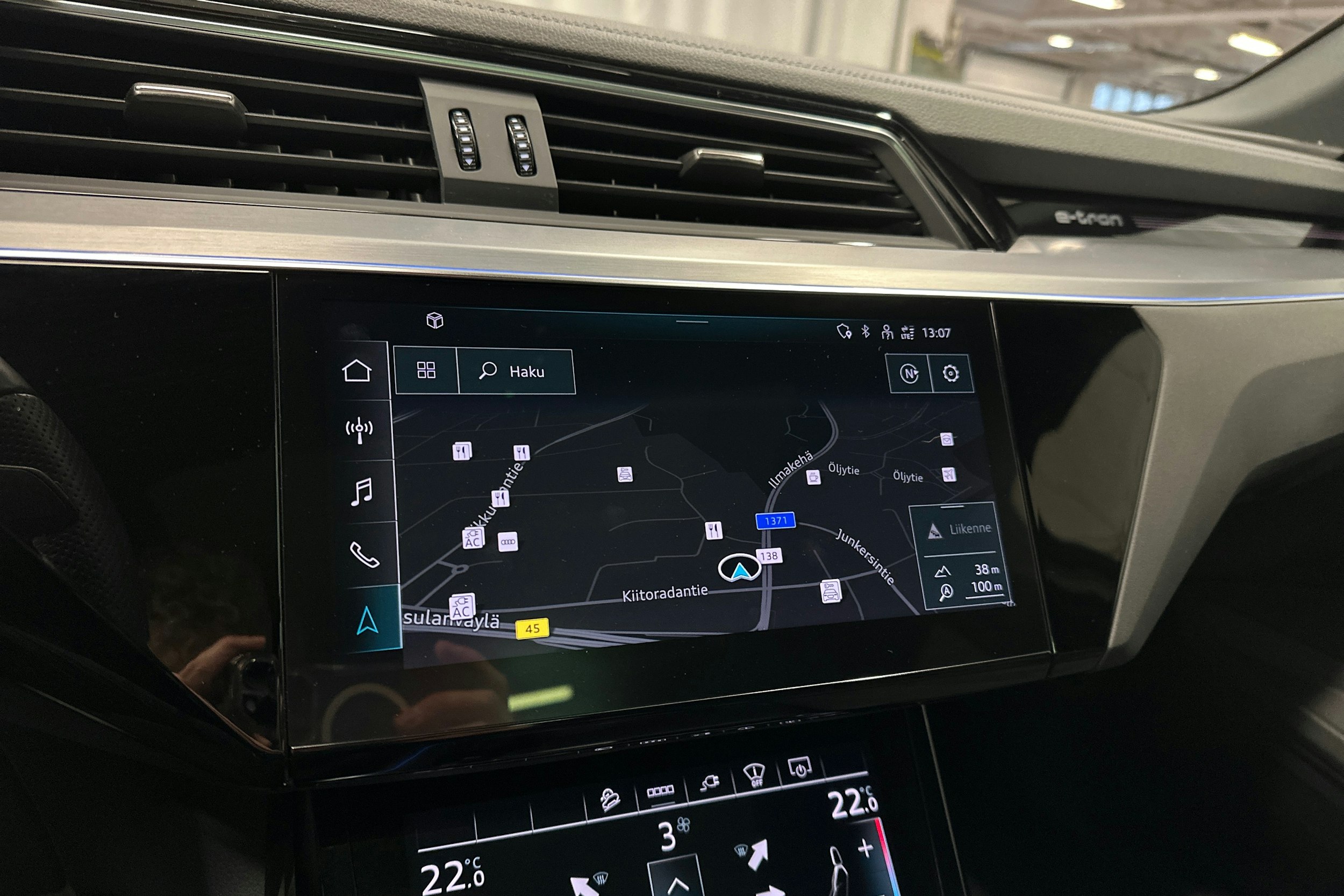 harmaa Audi e-tron 2022 kuva 22.