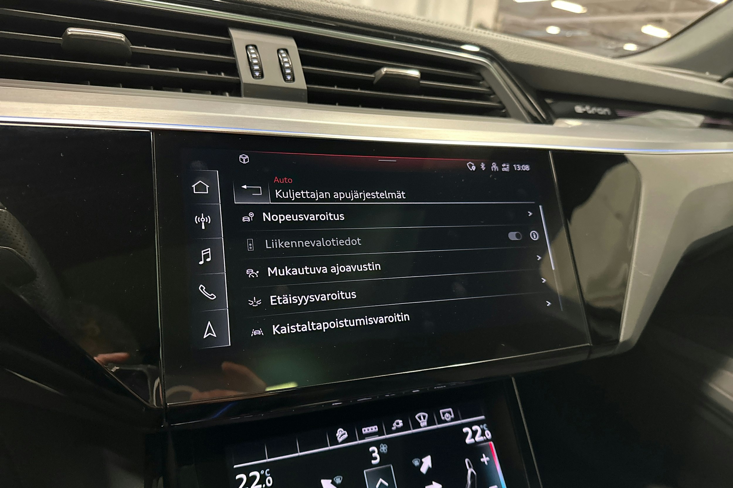 harmaa Audi e-tron 2022 kuva 24.