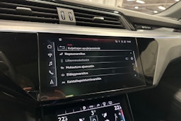 harmaa Audi e-tron 2022 kuva 24.