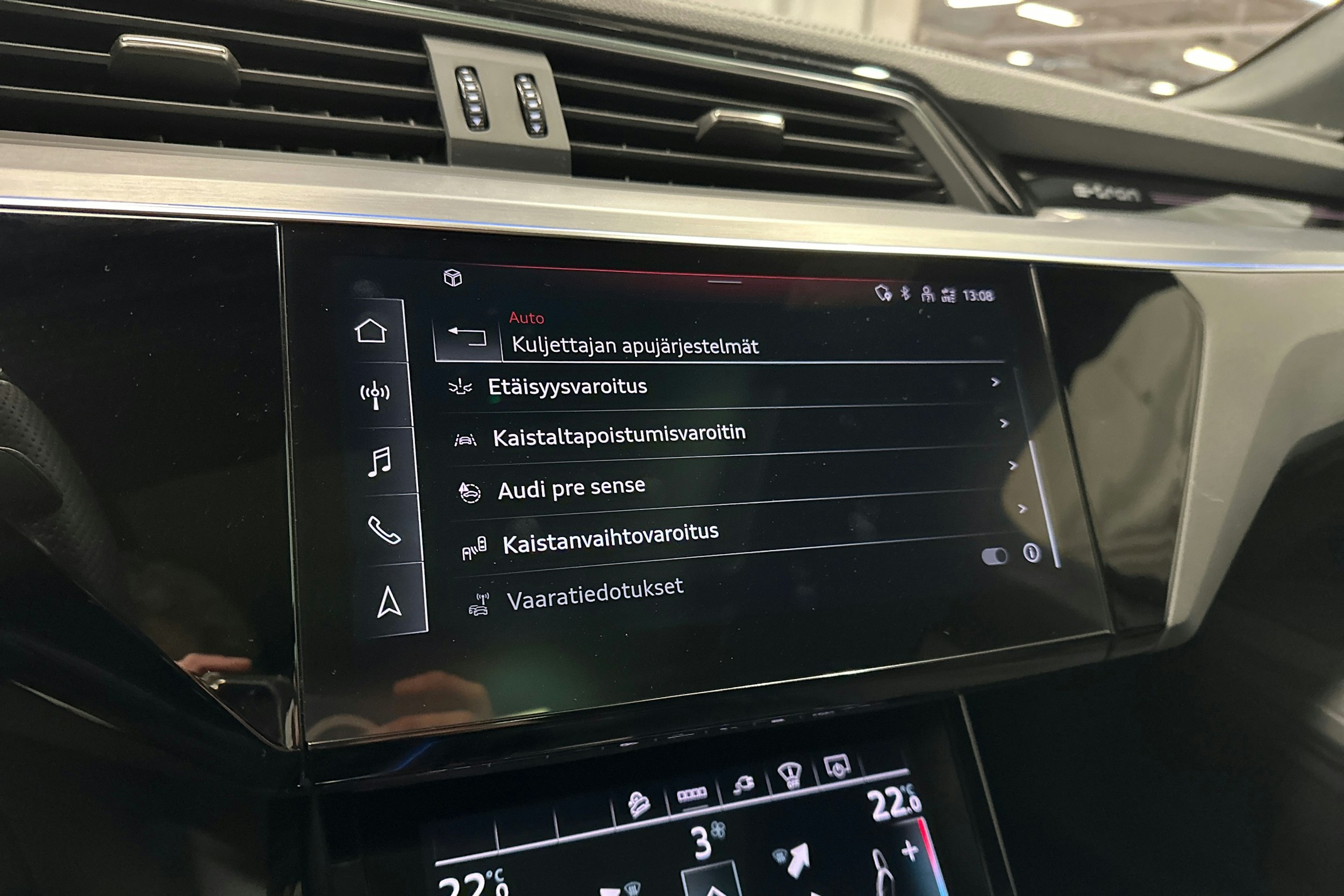 harmaa Audi e-tron 2022 kuva 25.