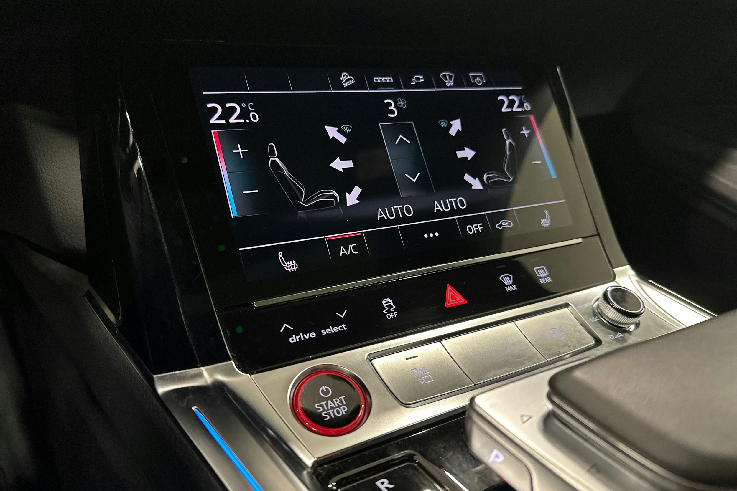 harmaa Audi e-tron 2022 kuva 26.