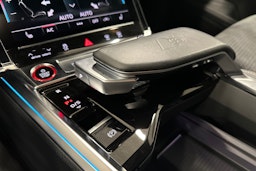 harmaa Audi e-tron 2022 kuva 27.