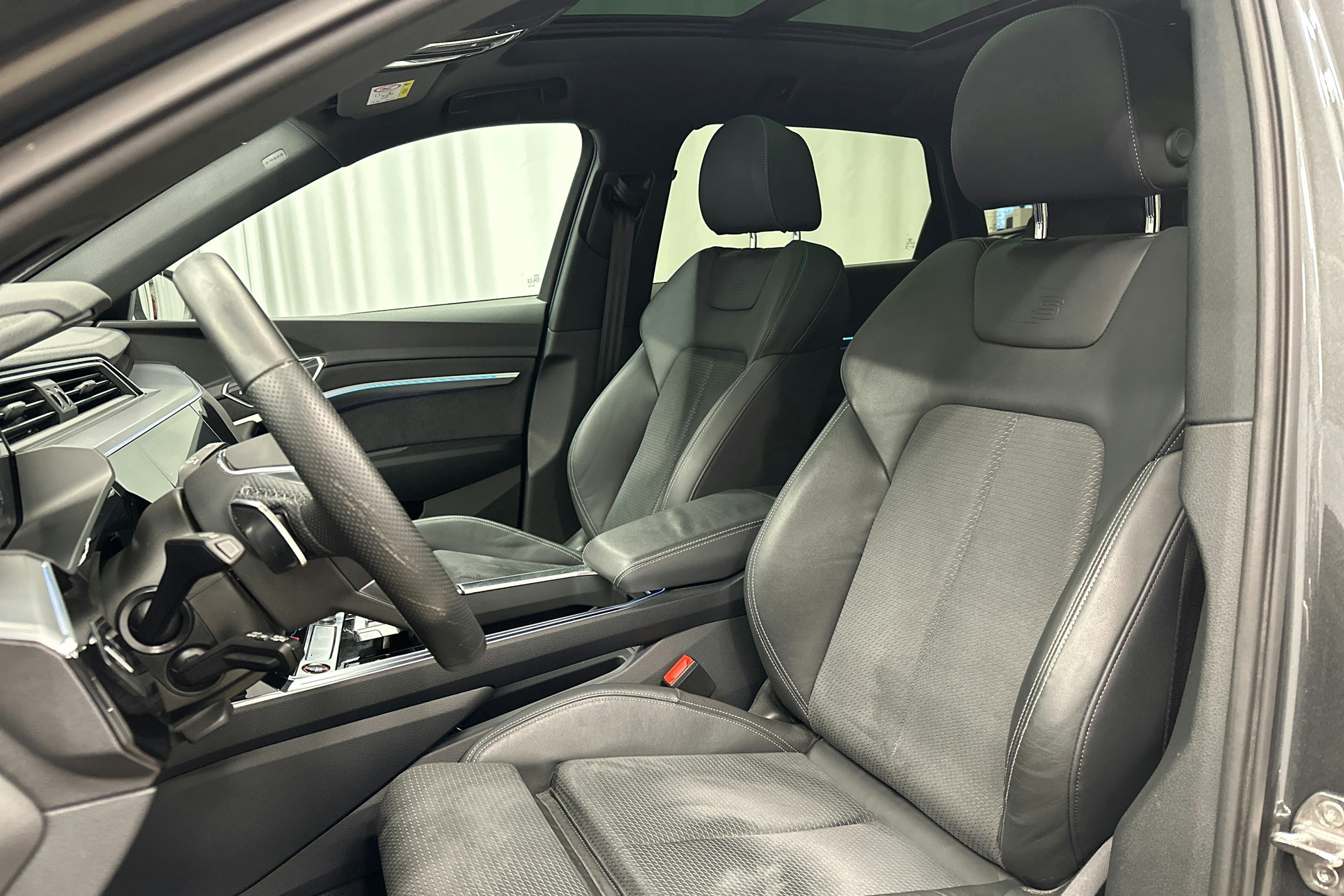 harmaa Audi e-tron 2022 kuva 28.