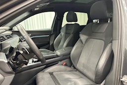 harmaa Audi e-tron 2022 kuva 28.