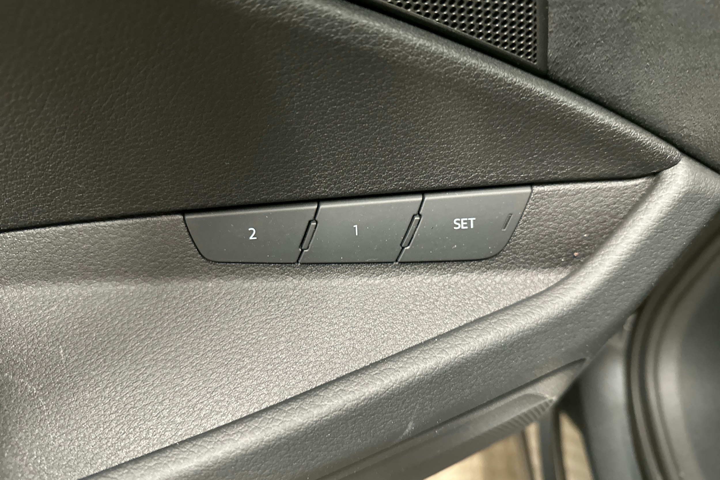 harmaa Audi e-tron 2022 kuva 30.