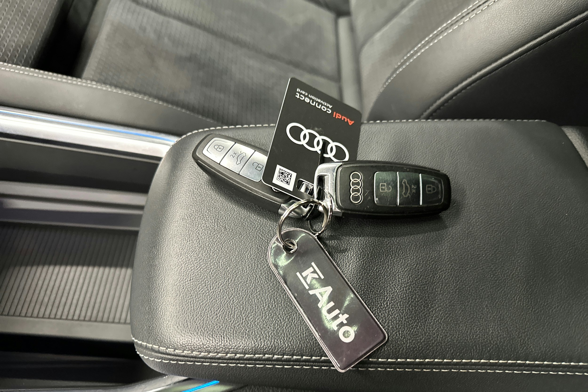 harmaa Audi e-tron 2022 kuva 34.