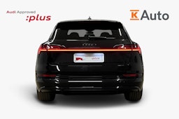 musta Audi e-tron 2022 kuva 3.
