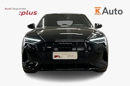 musta Audi e-tron 2022 kuva 5.