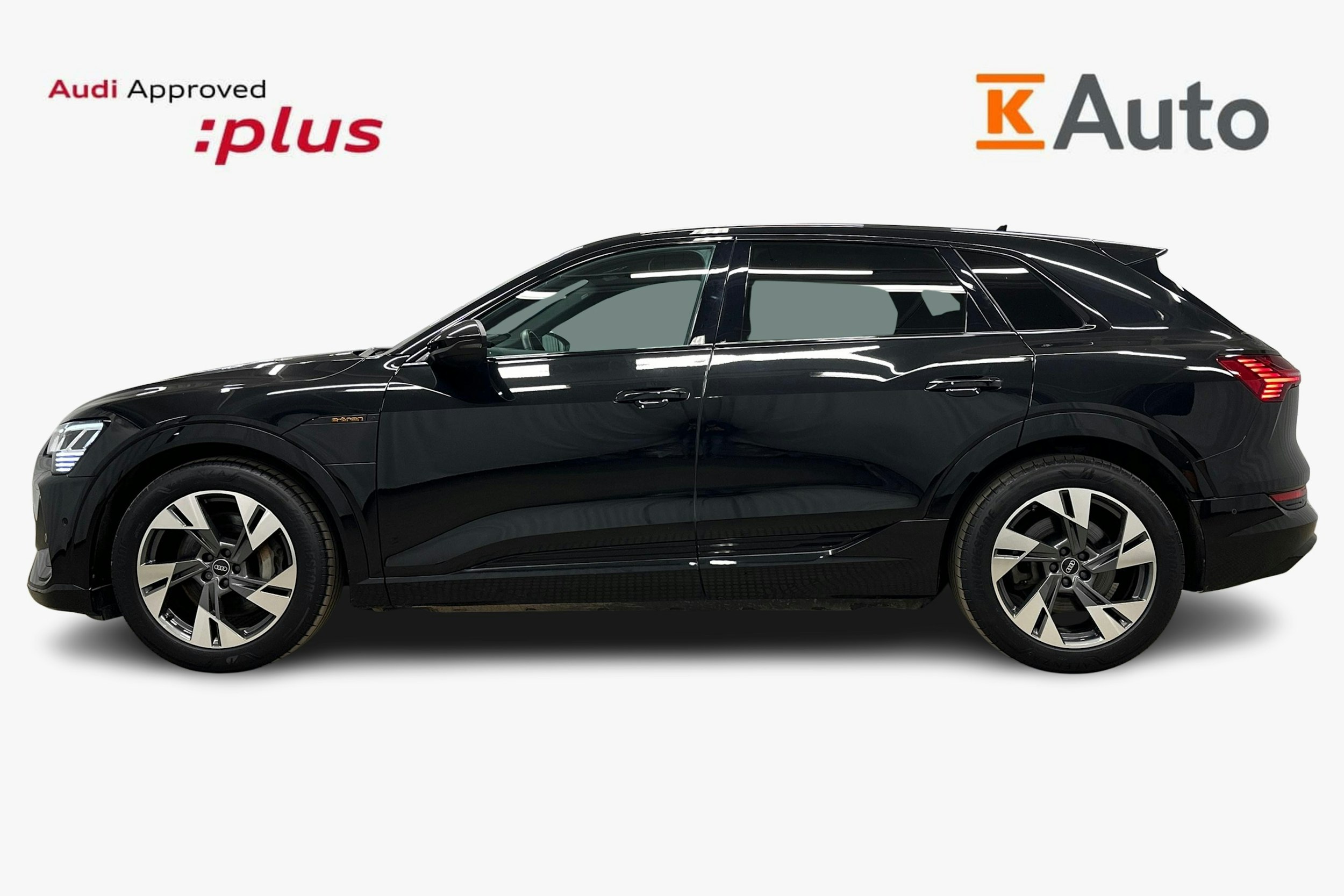 musta Audi e-tron 2022 kuva 6.