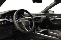 musta Audi e-tron 2022 kuva 7.