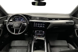 musta Audi e-tron 2022 kuva 9.