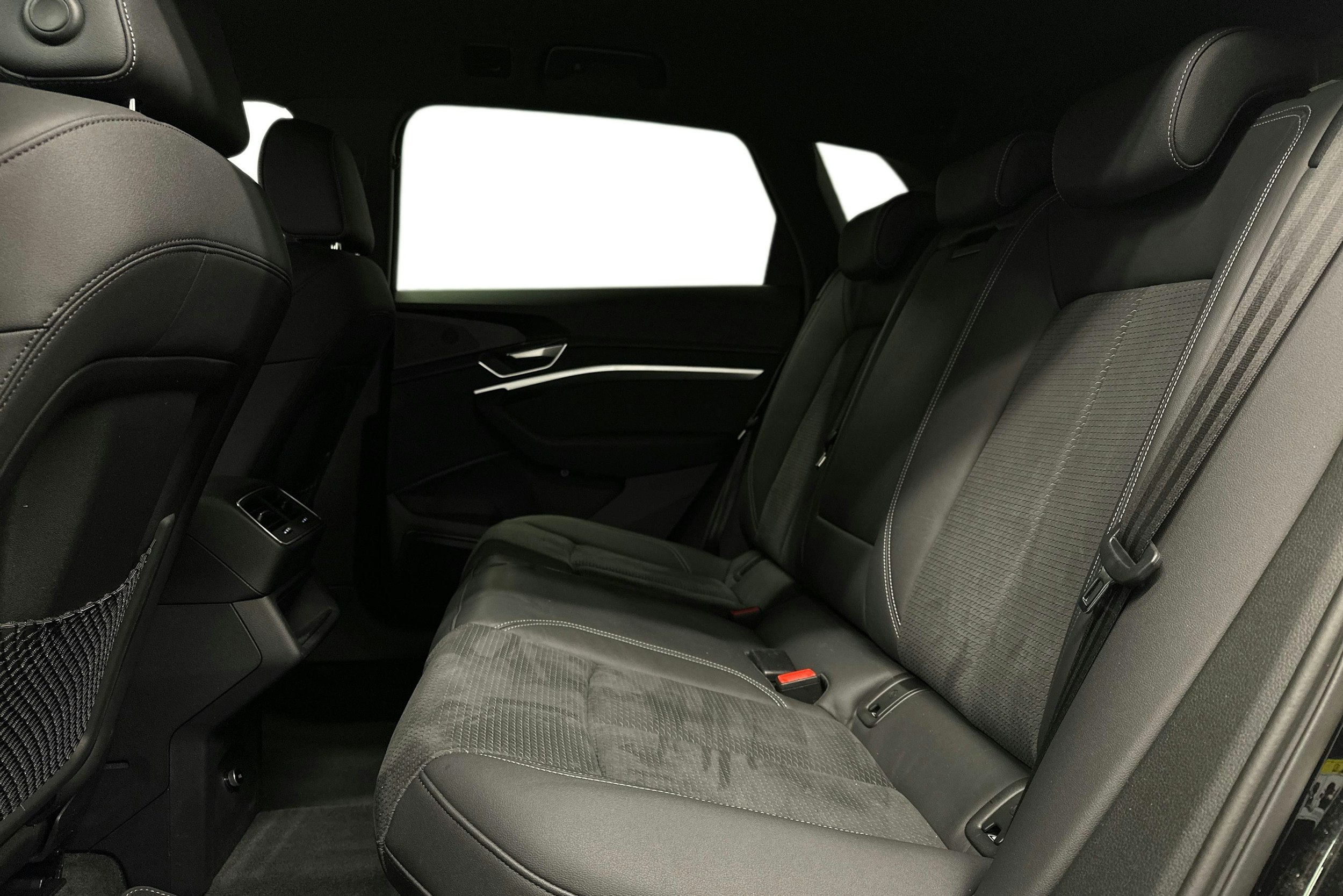 musta Audi e-tron 2022 kuva 10.