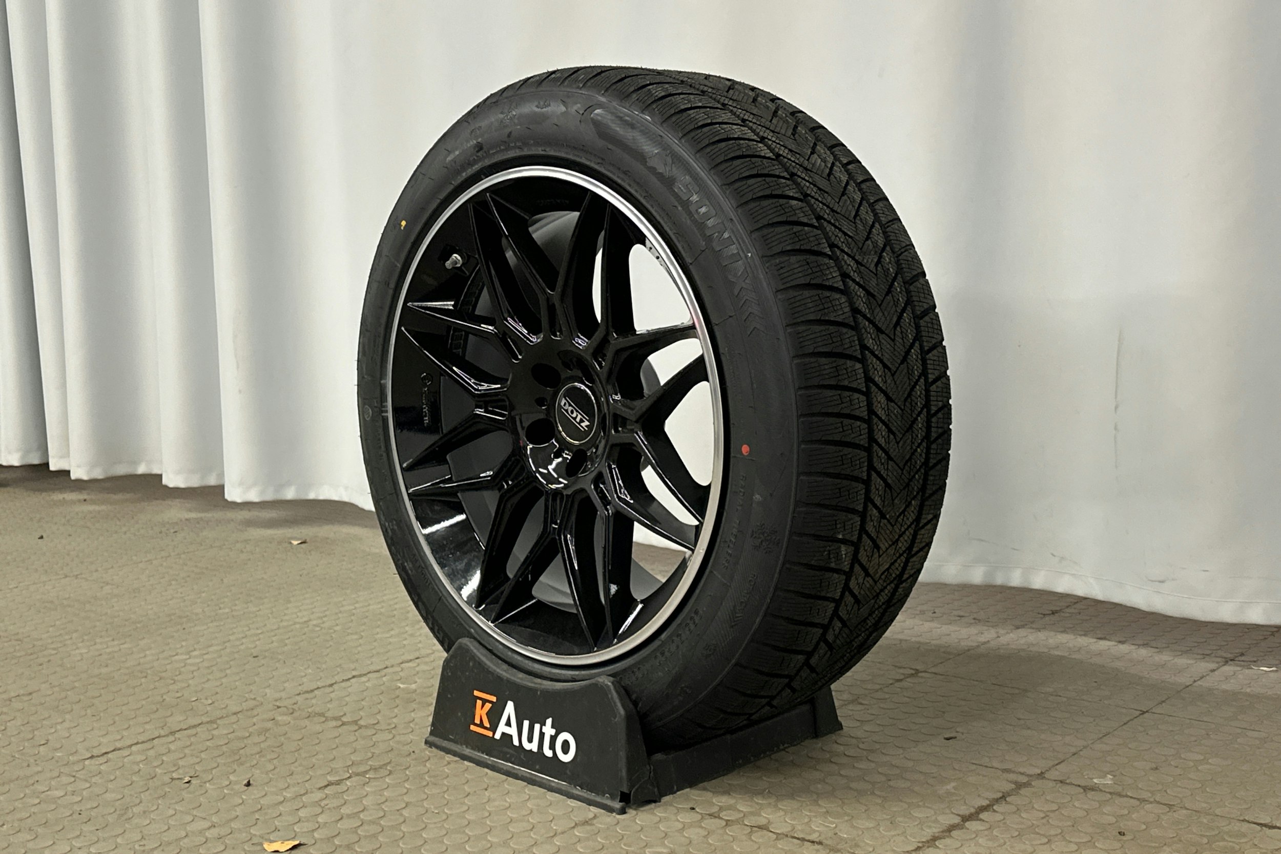 musta Audi e-tron 2022 kuva 12.