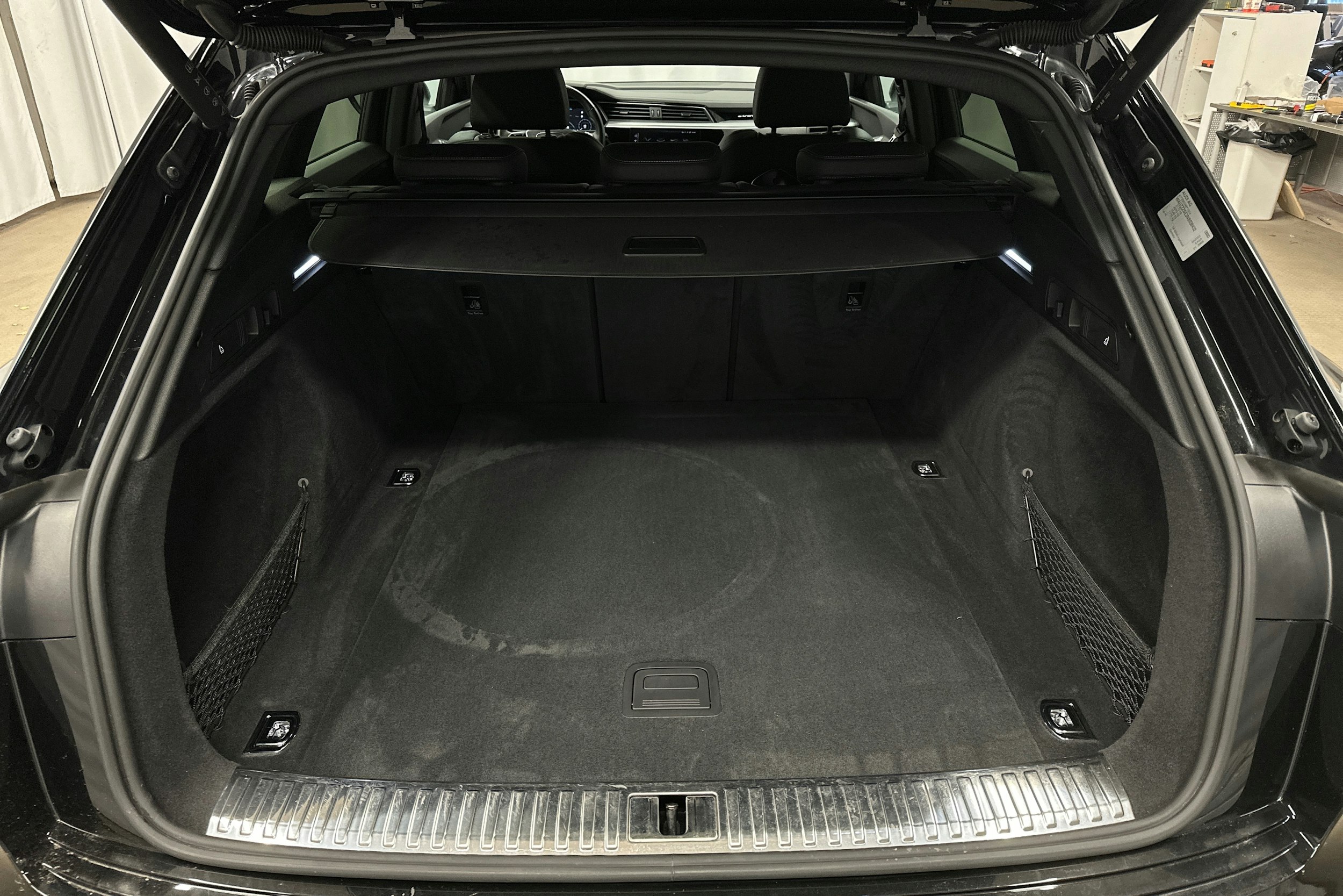 musta Audi e-tron 2022 kuva 13.
