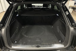 musta Audi e-tron 2022 kuva 13.