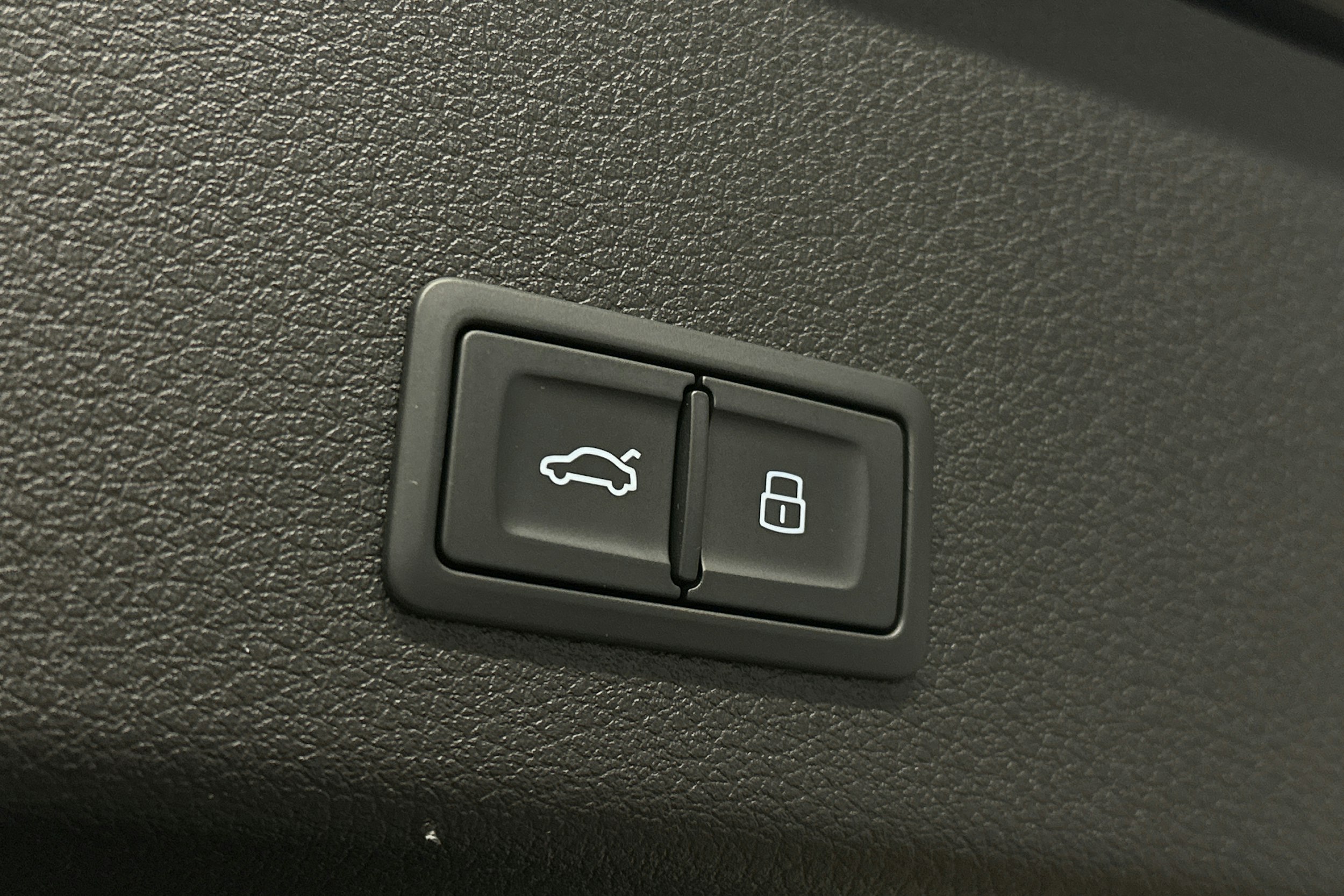 musta Audi e-tron 2022 kuva 14.