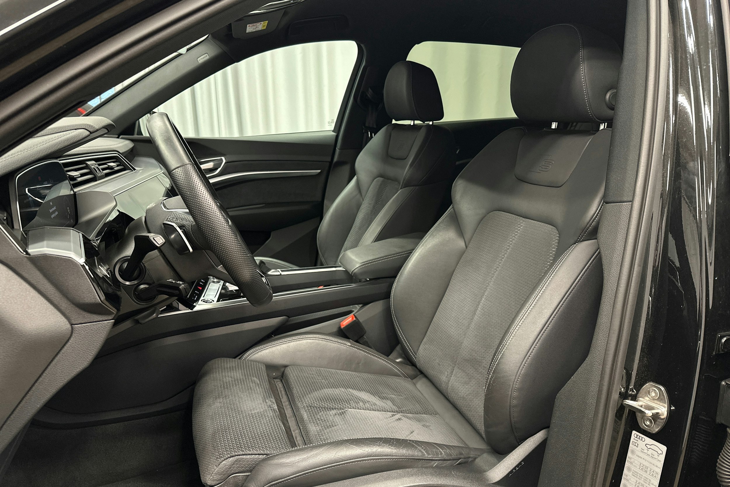 musta Audi e-tron 2022 kuva 15.