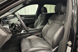 musta Audi e-tron 2022 kuva 15.