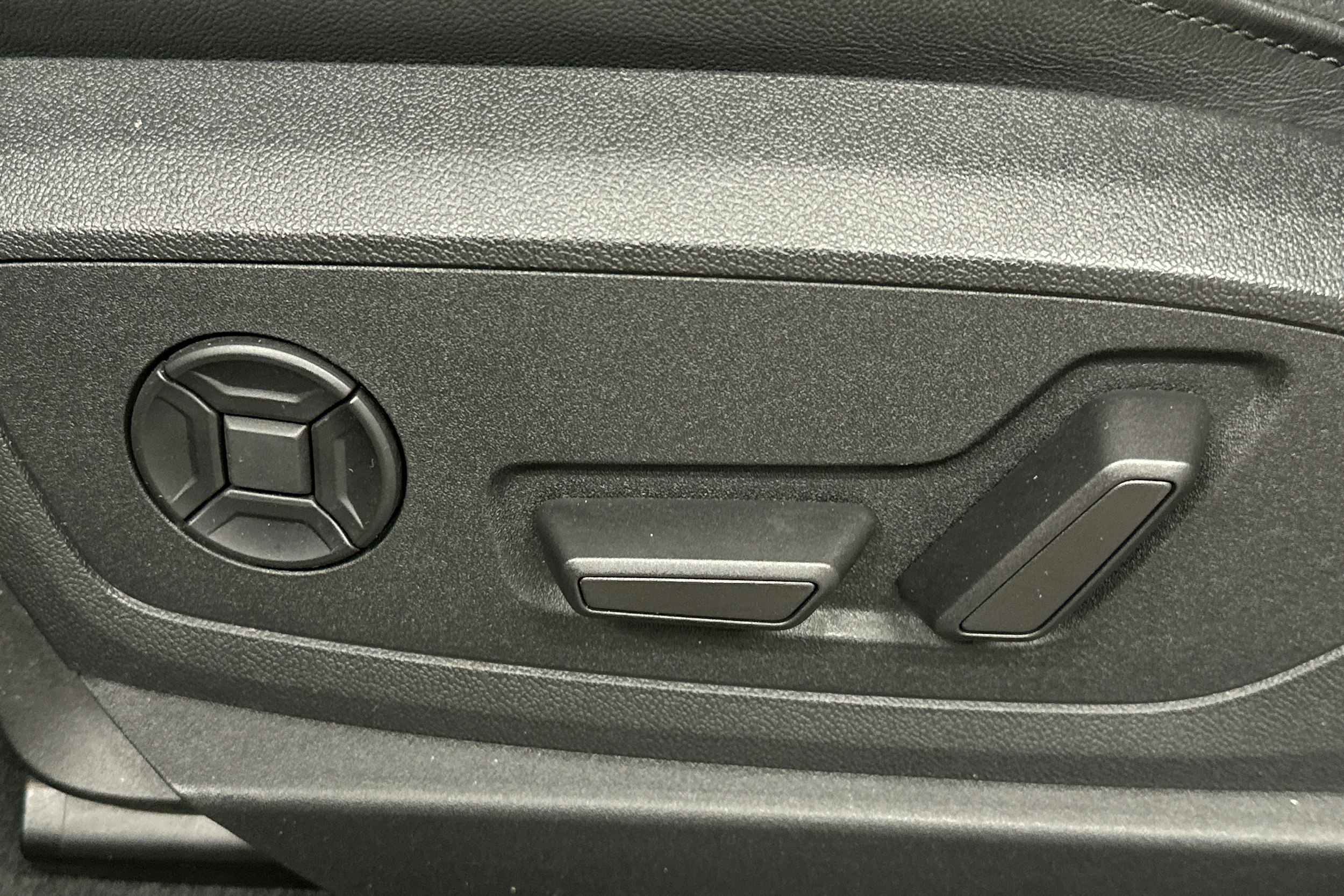 musta Audi e-tron 2022 kuva 16.