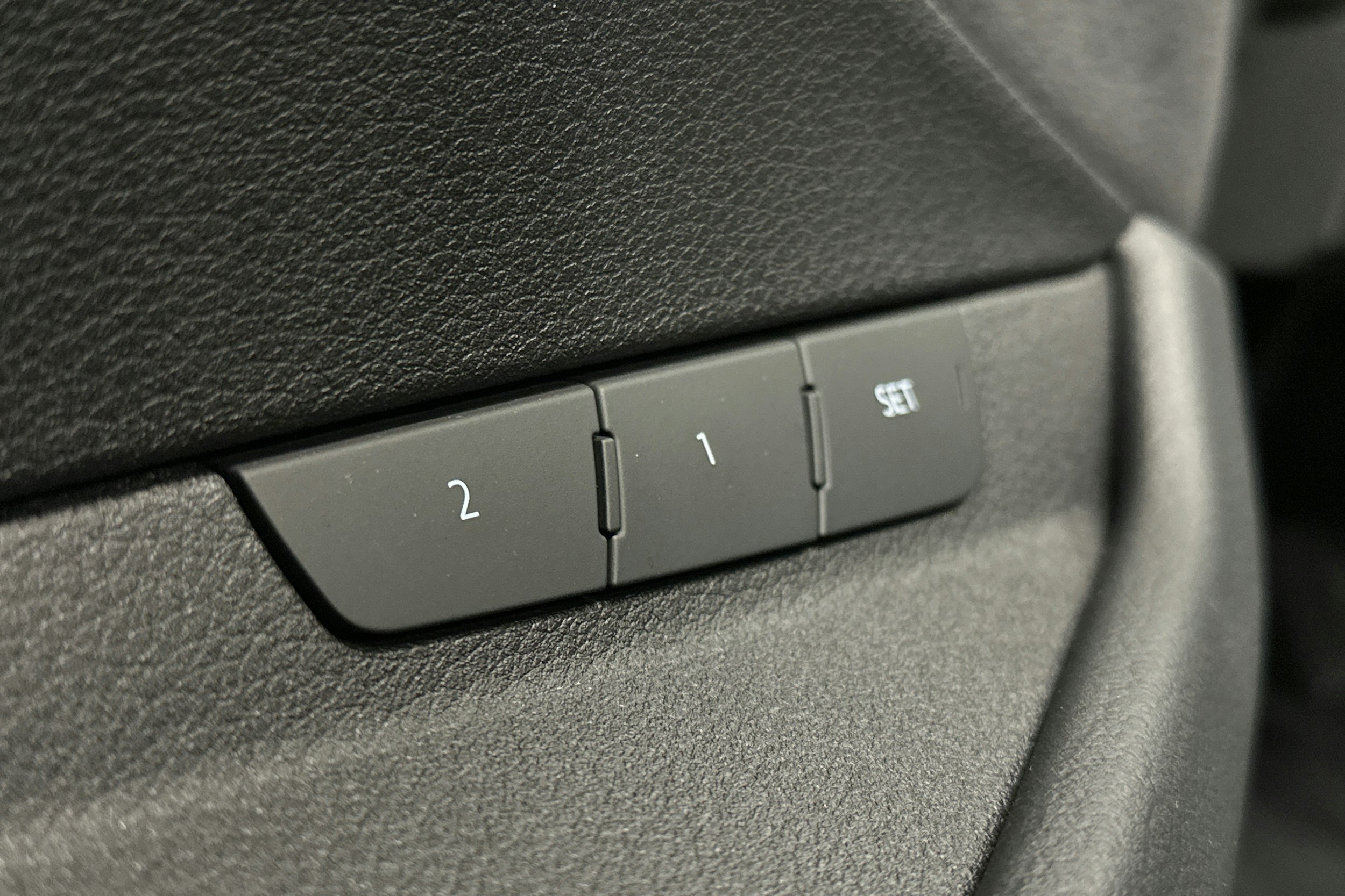 musta Audi e-tron 2022 kuva 17.