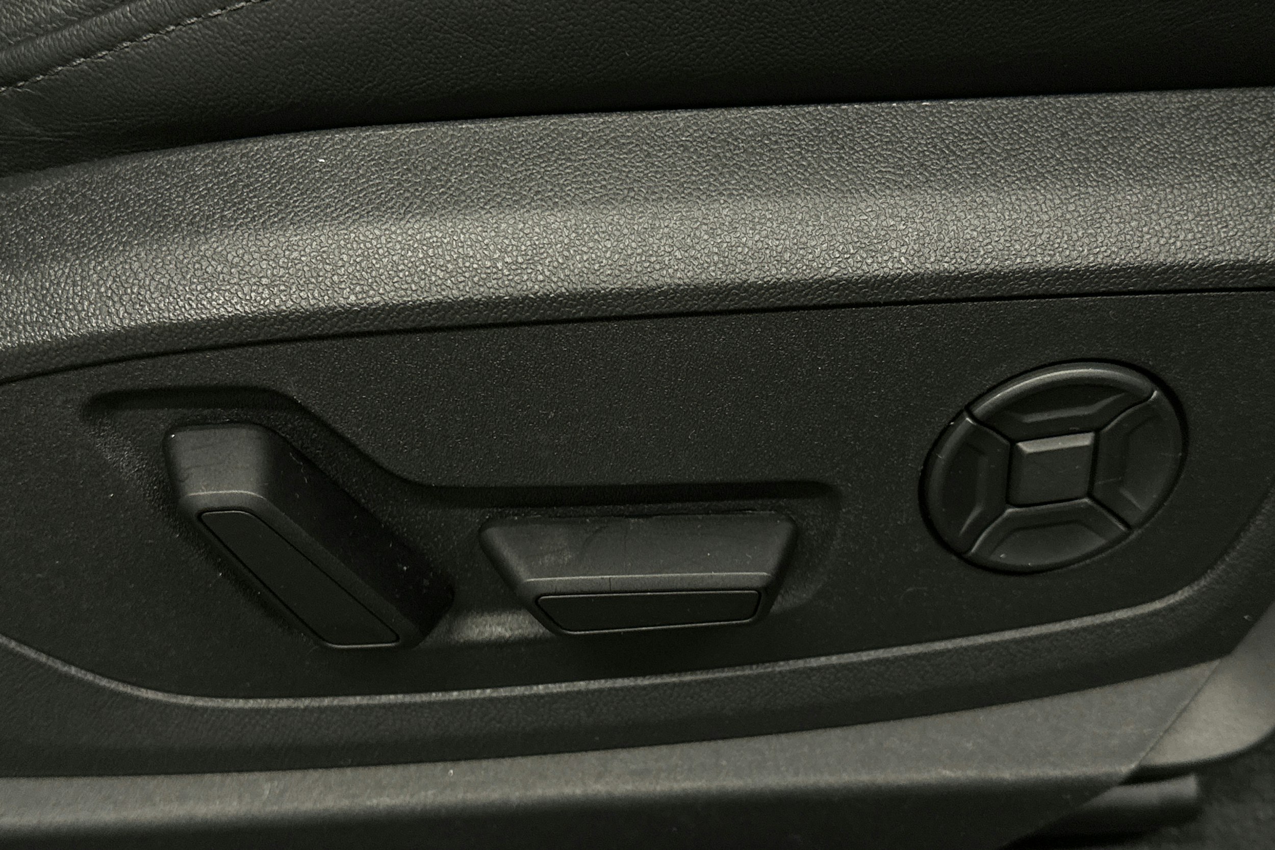 musta Audi e-tron 2022 kuva 18.