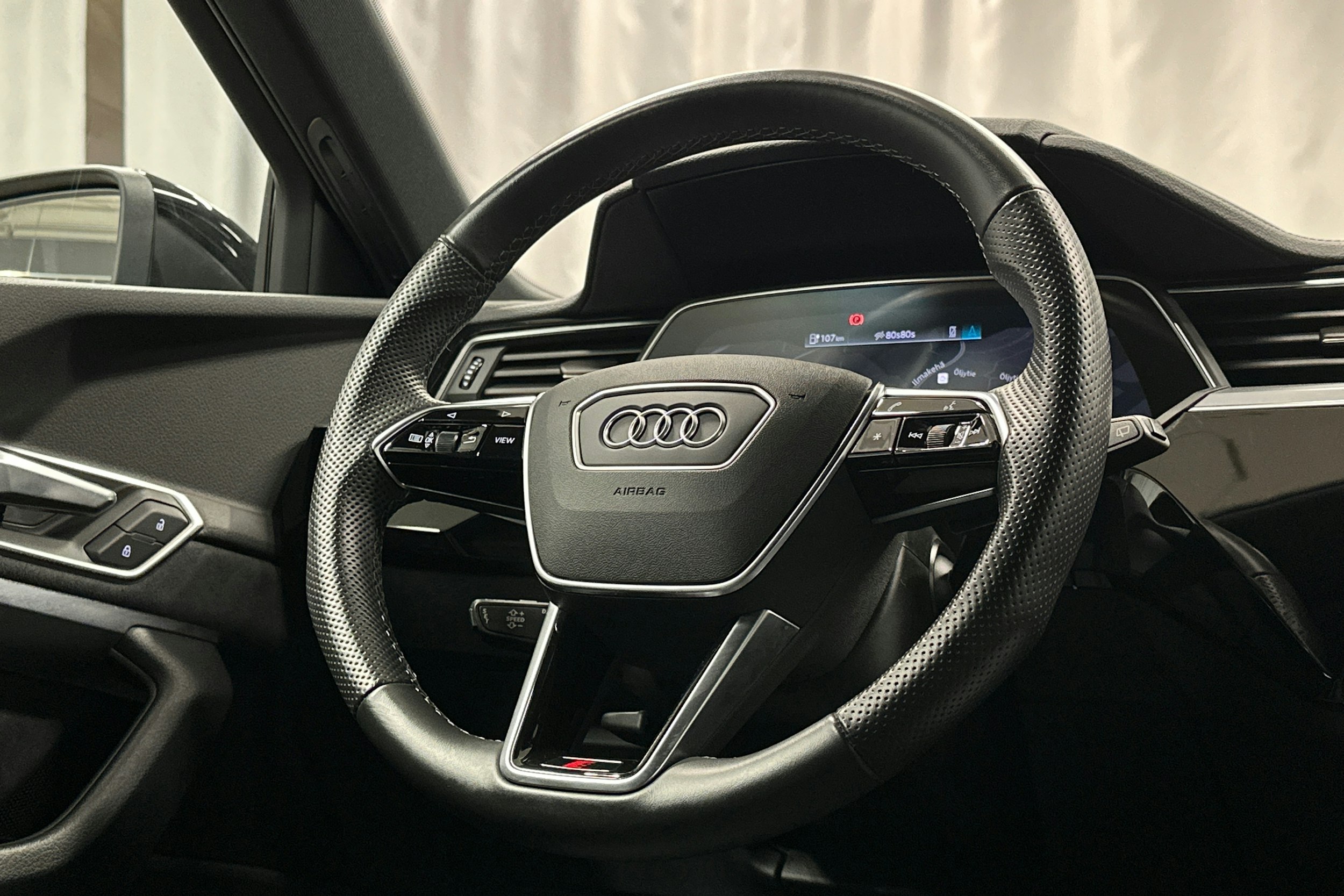 musta Audi e-tron 2022 kuva 19.