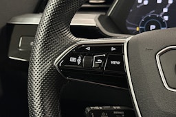 musta Audi e-tron 2022 kuva 20.