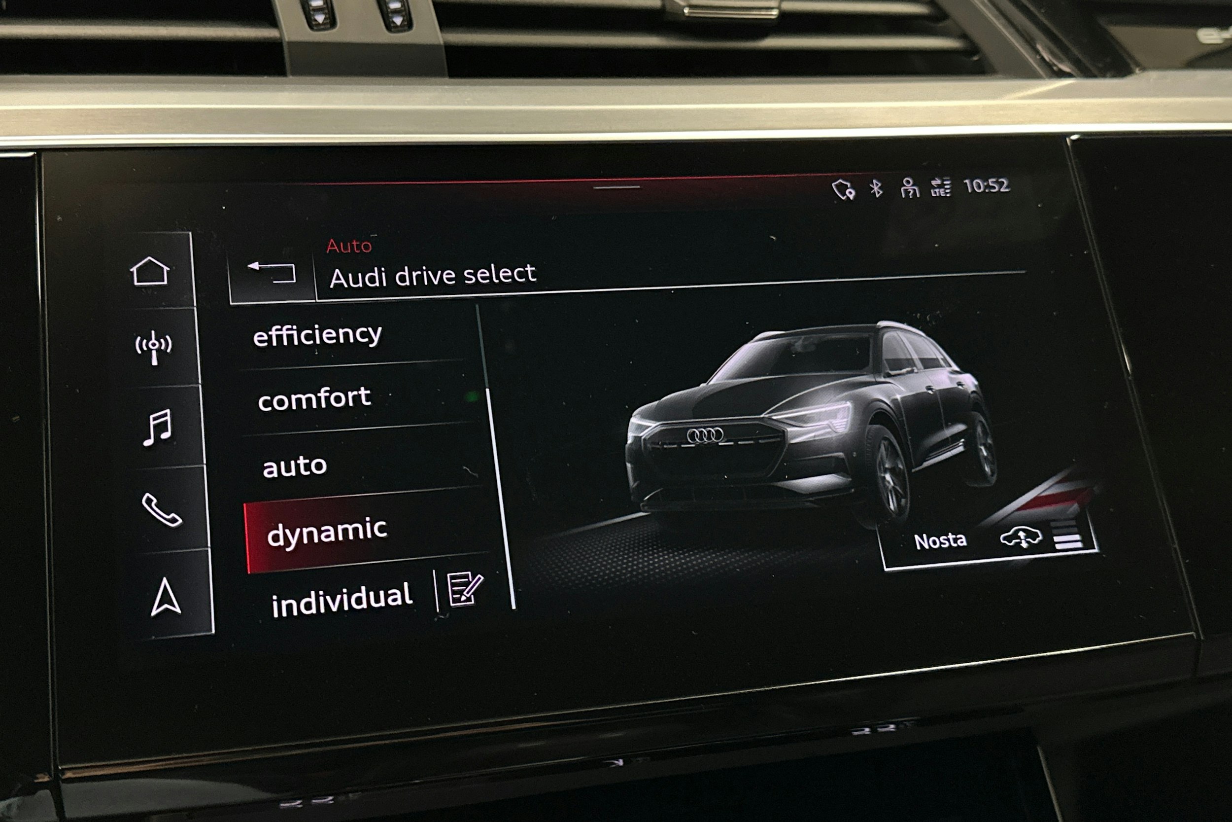 musta Audi e-tron 2022 kuva 25.