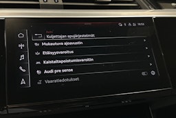 musta Audi e-tron 2022 kuva 28.