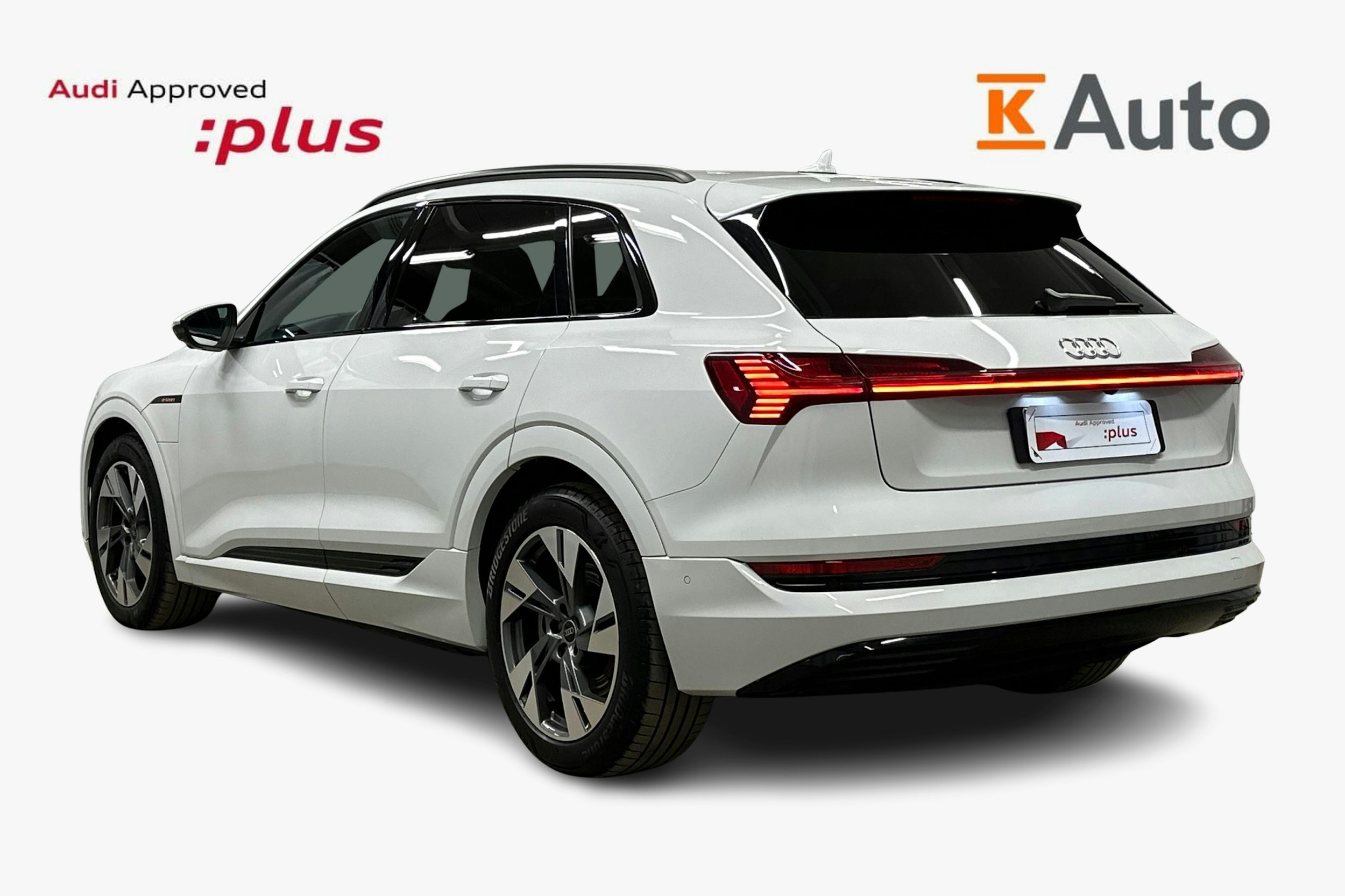 valkoinen Audi e-tron 2022 kuva 2.