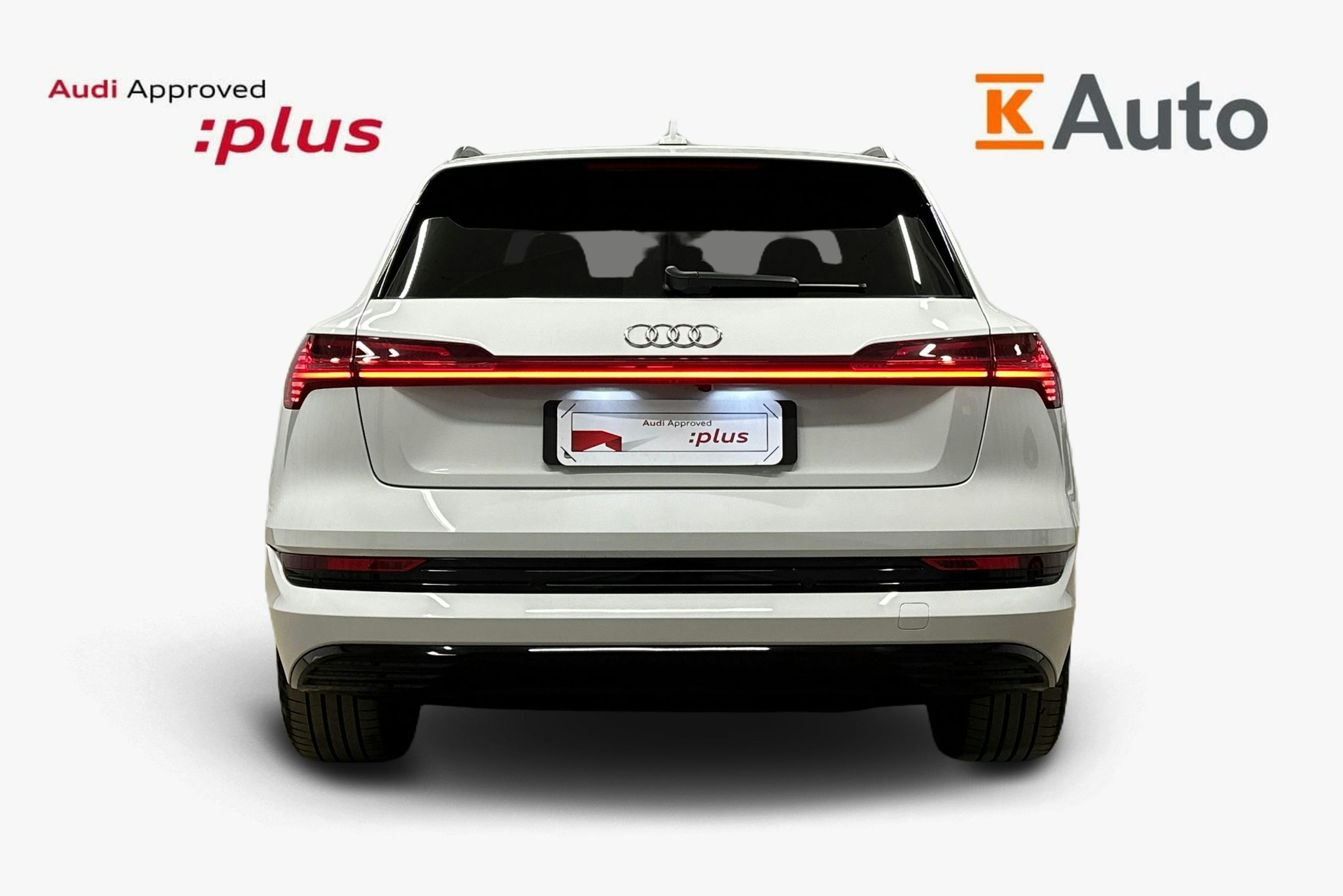 valkoinen Audi e-tron 2022 kuva 3.