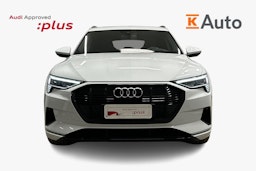 valkoinen Audi e-tron 2022 kuva 5.