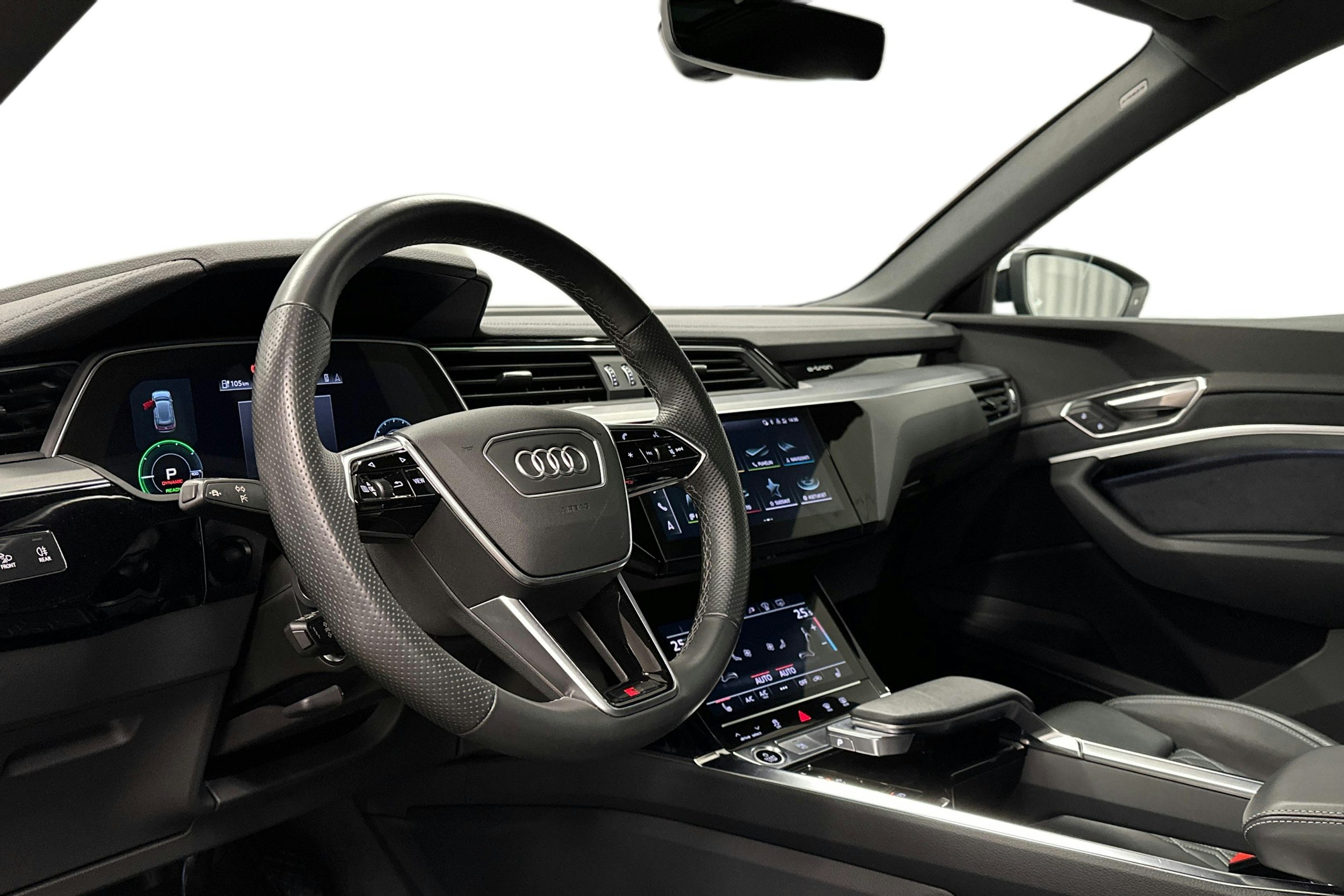 valkoinen Audi e-tron 2022 kuva 7.