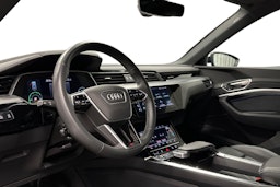 valkoinen Audi e-tron 2022 kuva 7.