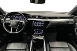 valkoinen Audi e-tron 2022 kuva 9.