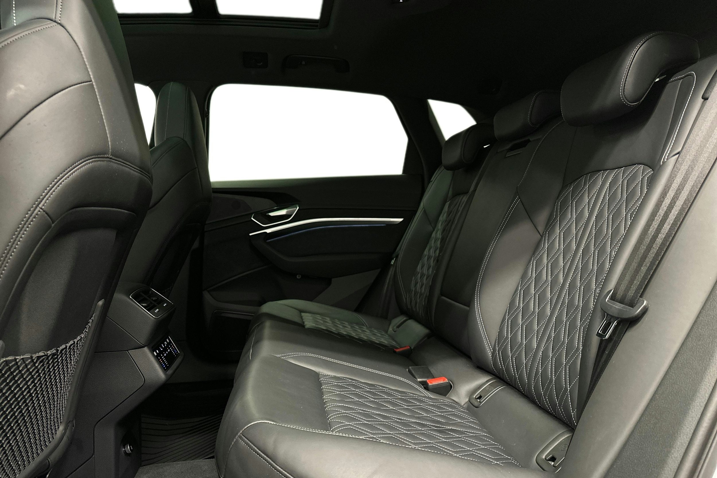 valkoinen Audi e-tron 2022 kuva 10.