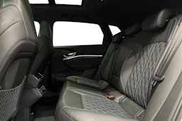 valkoinen Audi e-tron 2022 kuva 10.