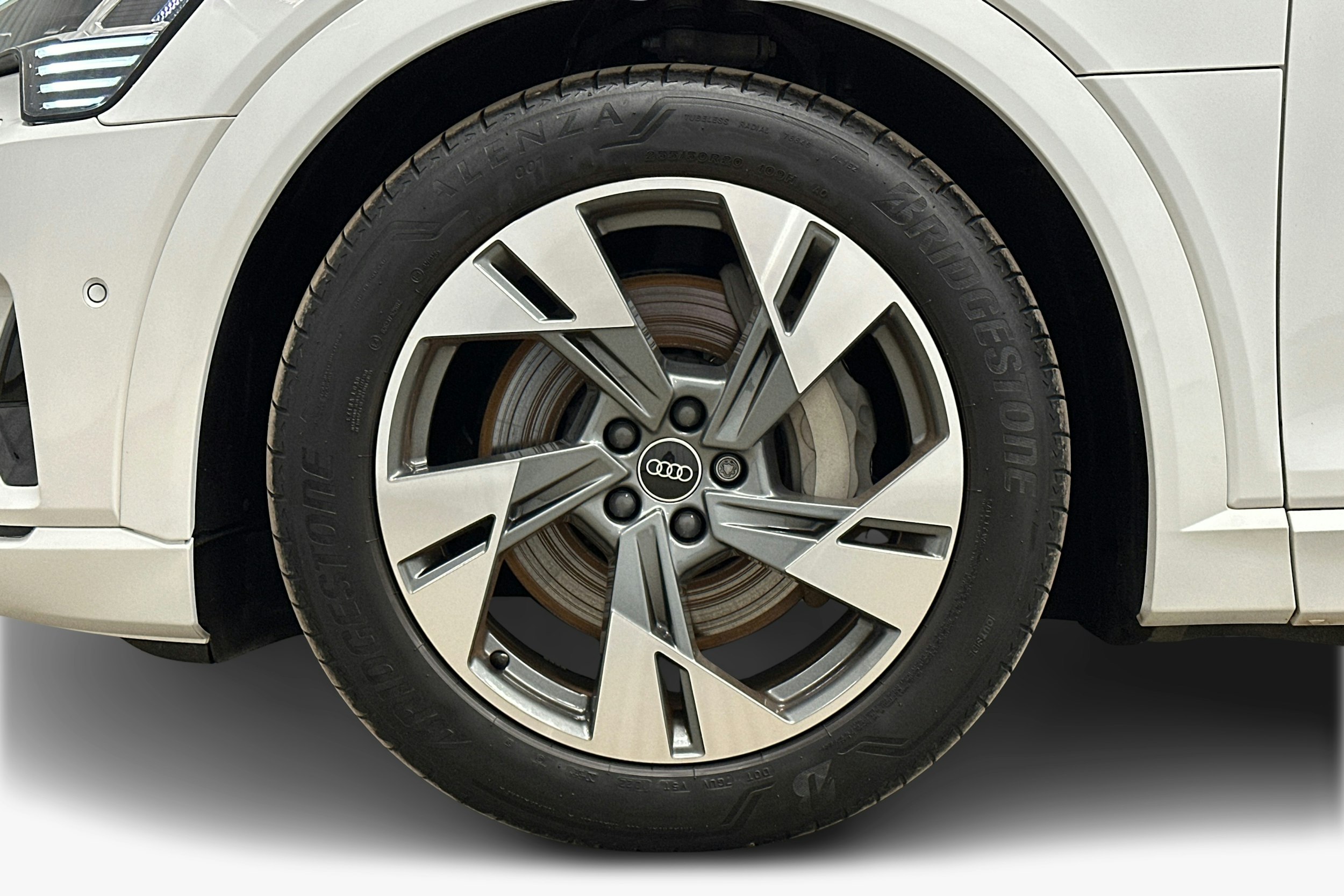 valkoinen Audi e-tron 2022 kuva 11.
