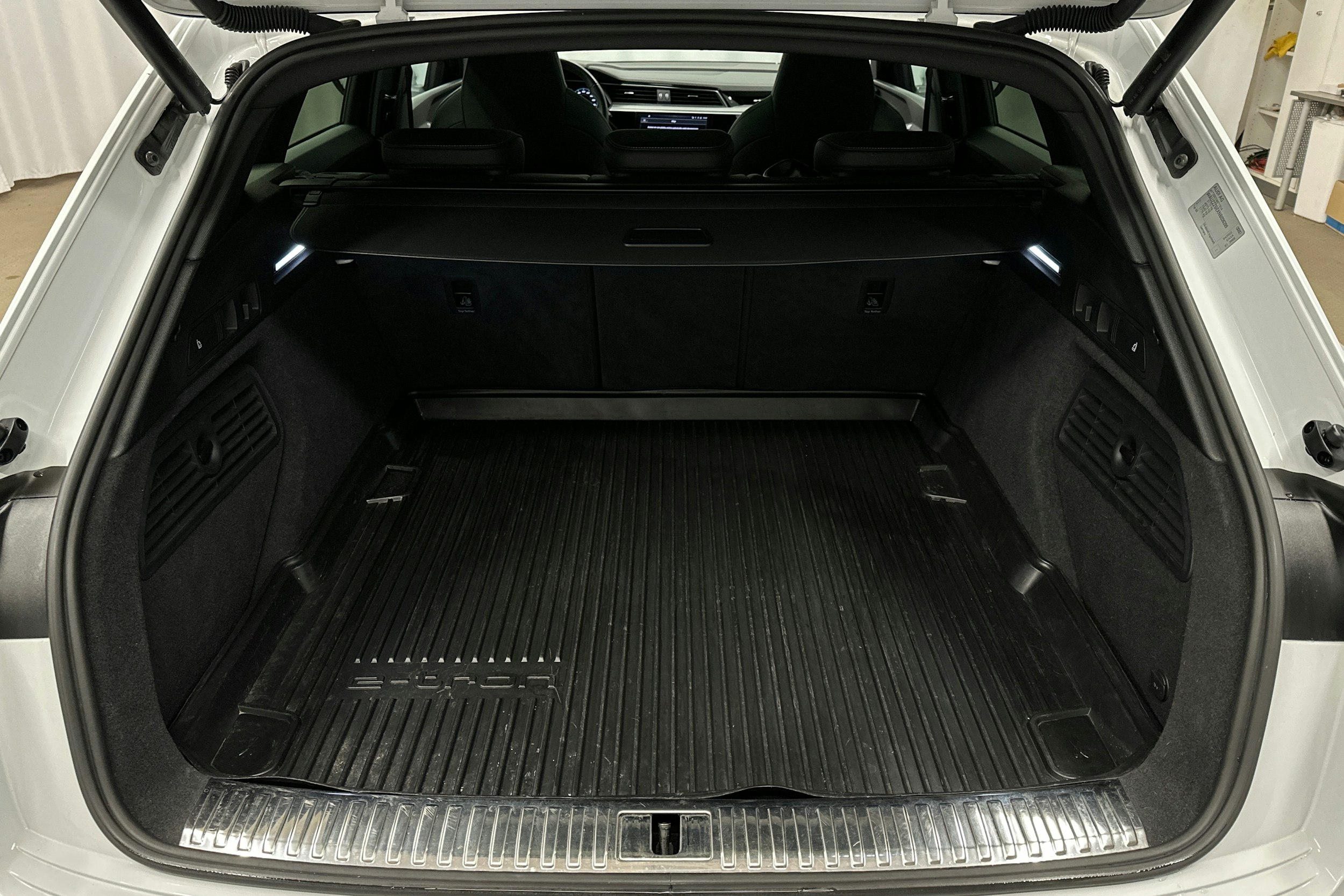 valkoinen Audi e-tron 2022 kuva 13.