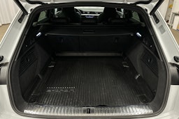 valkoinen Audi e-tron 2022 kuva 13.