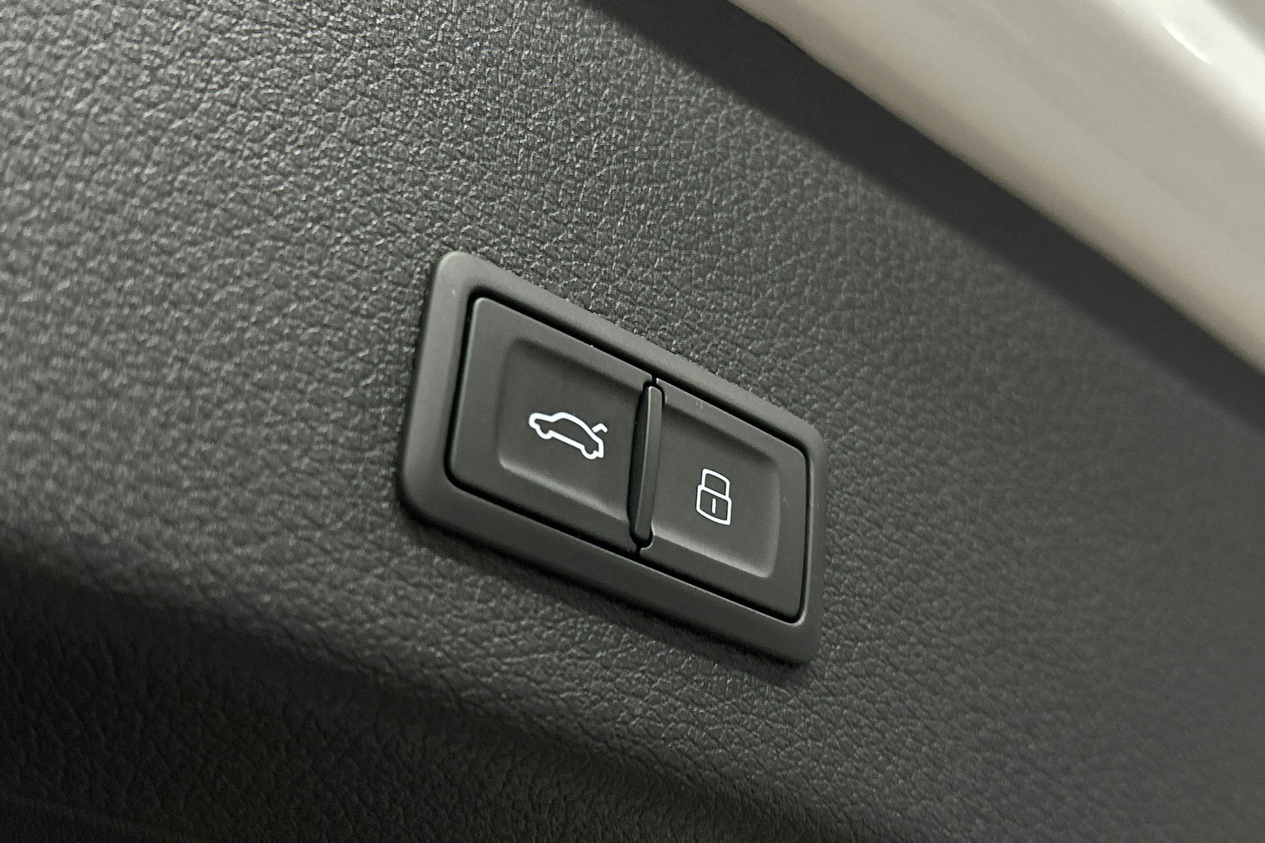 valkoinen Audi e-tron 2022 kuva 14.