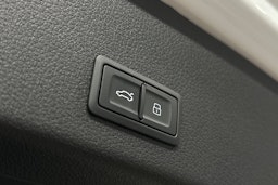 valkoinen Audi e-tron 2022 kuva 14.