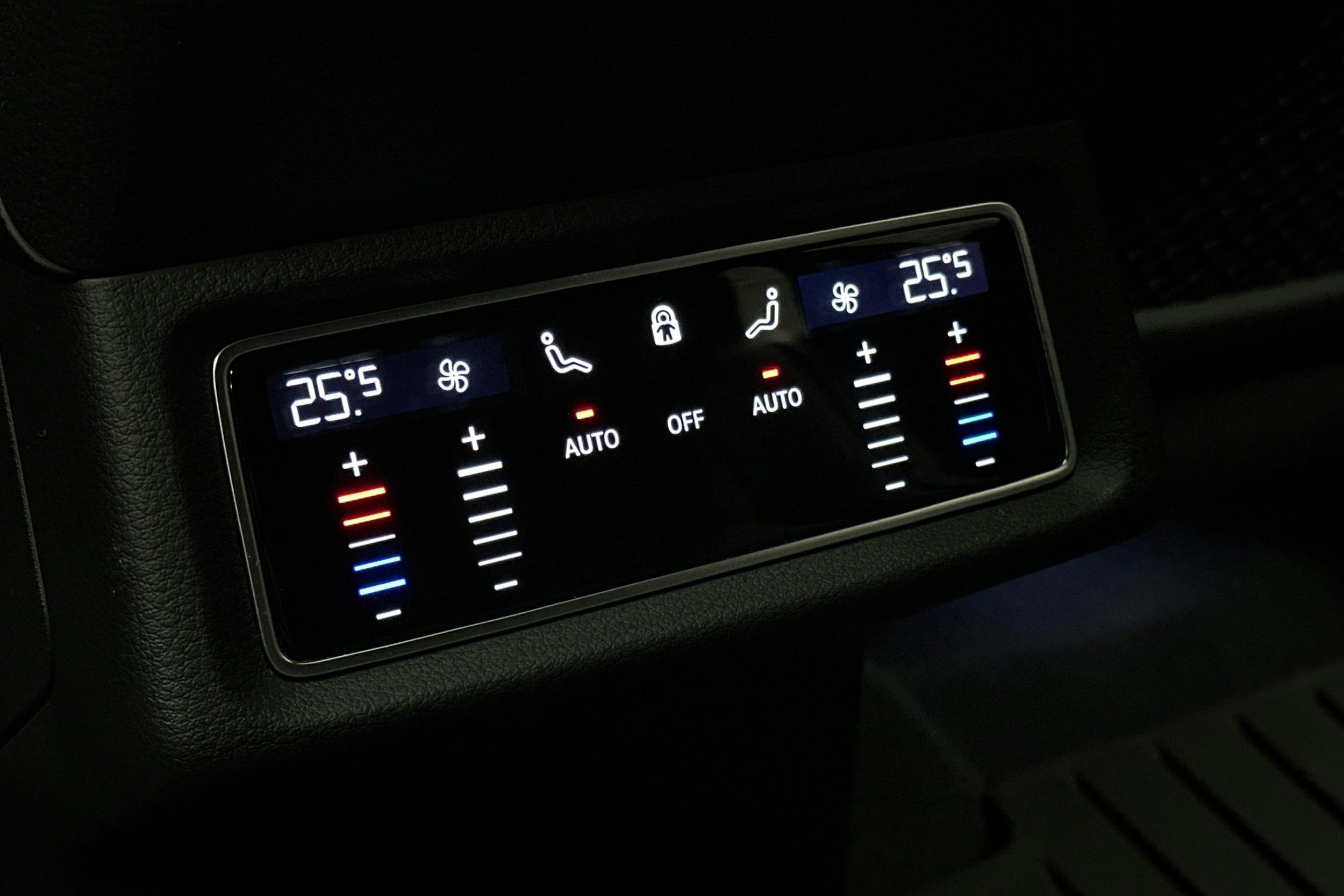 valkoinen Audi e-tron 2022 kuva 15.