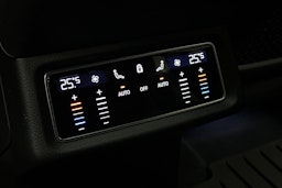 valkoinen Audi e-tron 2022 kuva 15.